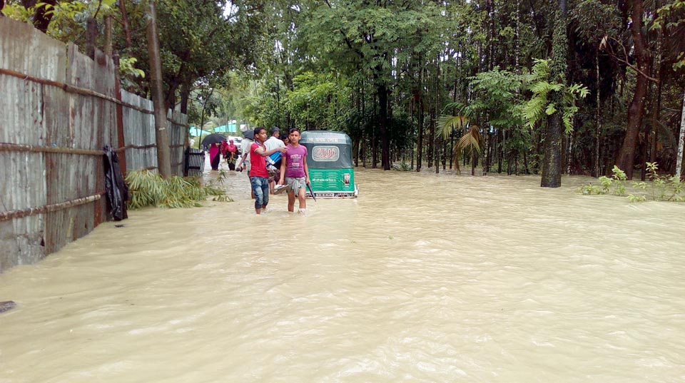 চকরিয়া-পেকুয়ায় বানের পানিতে বন্দি  লক্ষাধিক মানুষ, সড়ক যোগাযোগে দূর্ভোগ