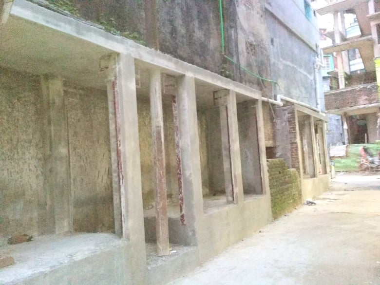 আবু সেন্টারের পেছনে রাস্তা দখল করে দোকান নির্মাণ