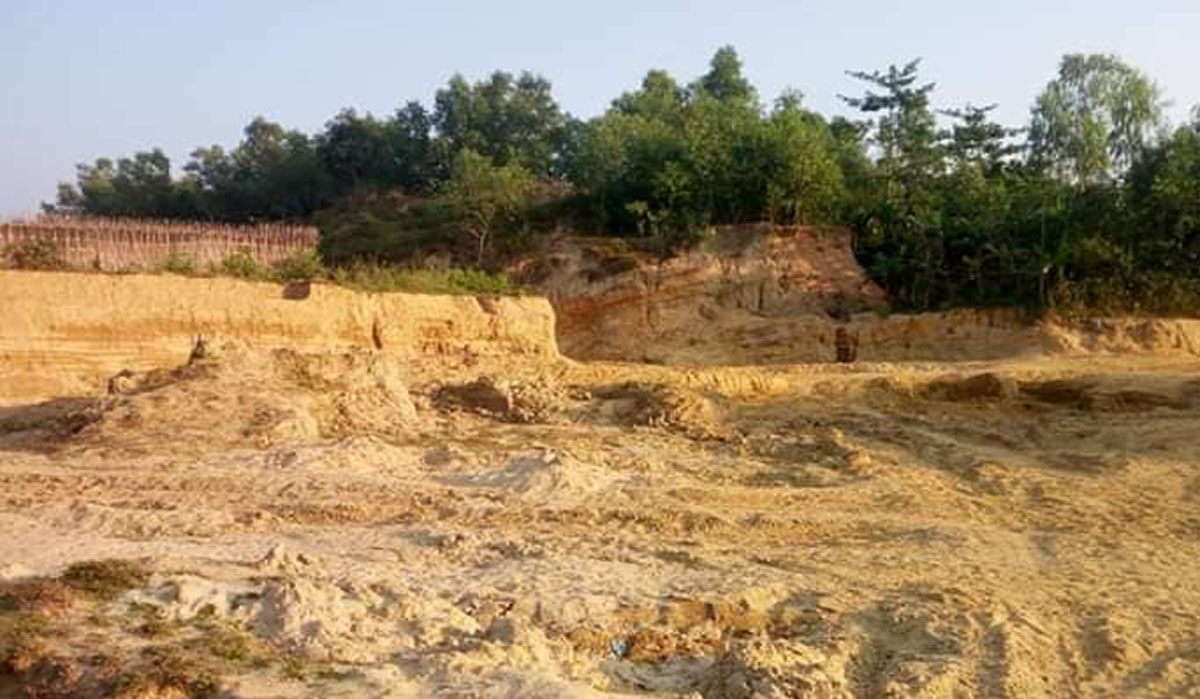খুরুশকুলের রুহুল্লার ডেইলে পাহাড় কেটে মাটি বিক্রি