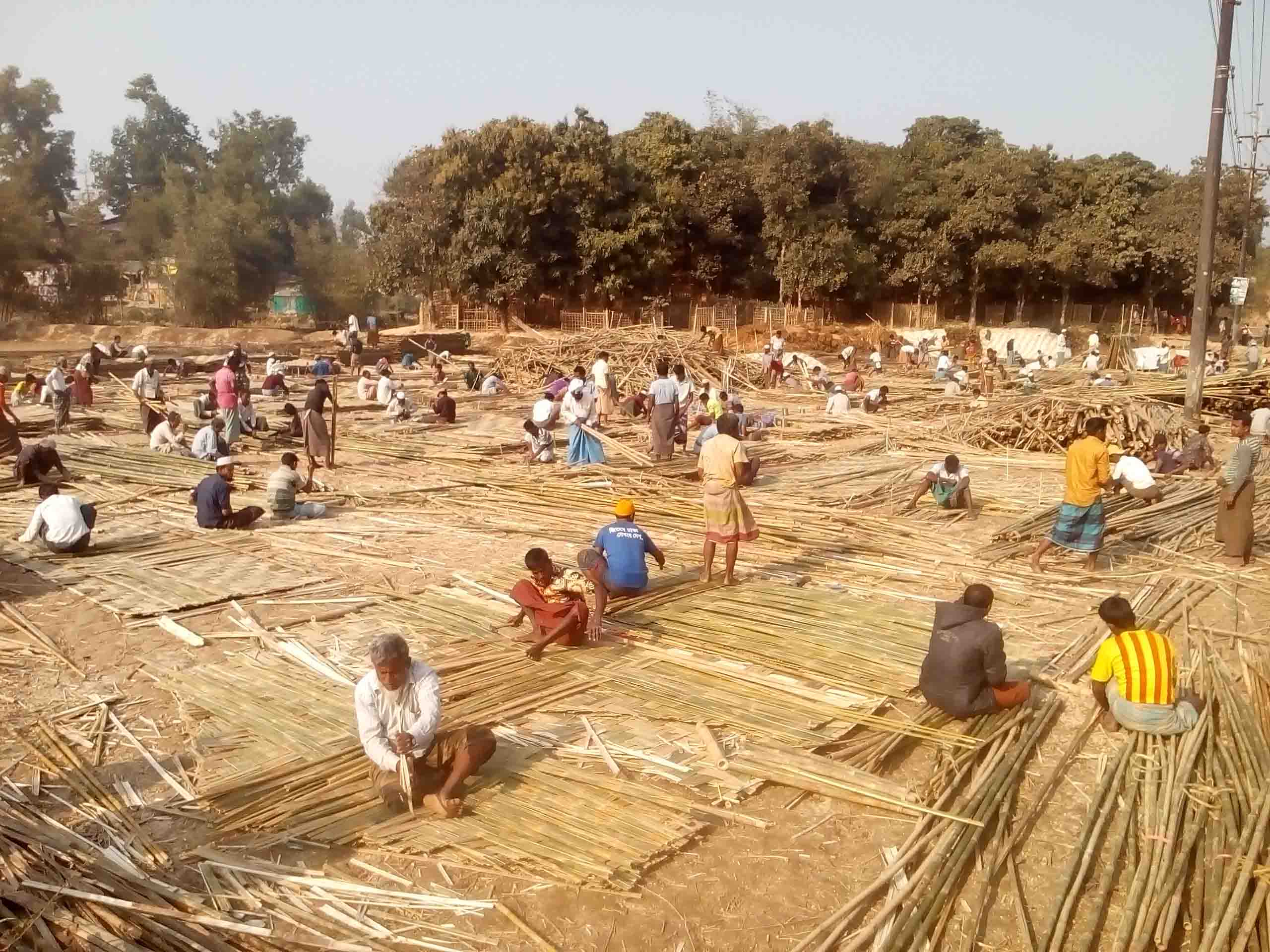 উখিয়ায় এনজিও সংস্থা তুর্কি’র শেড নির্মাণ কাজ করছে রোহিঙ্গা শ্রমিক