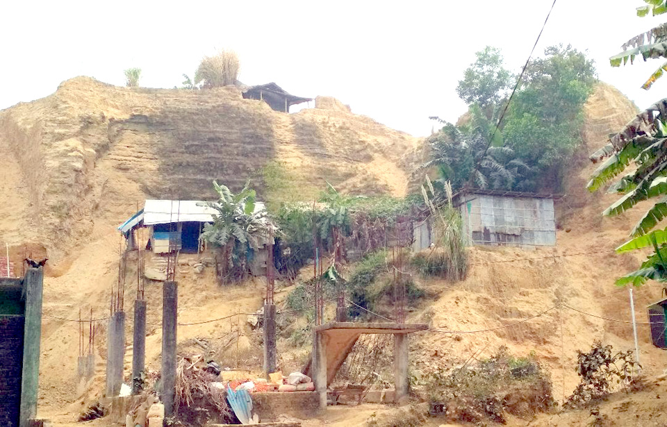 শহরের গরুর হালদায় ভয়াবহ পাহাড় কাটা