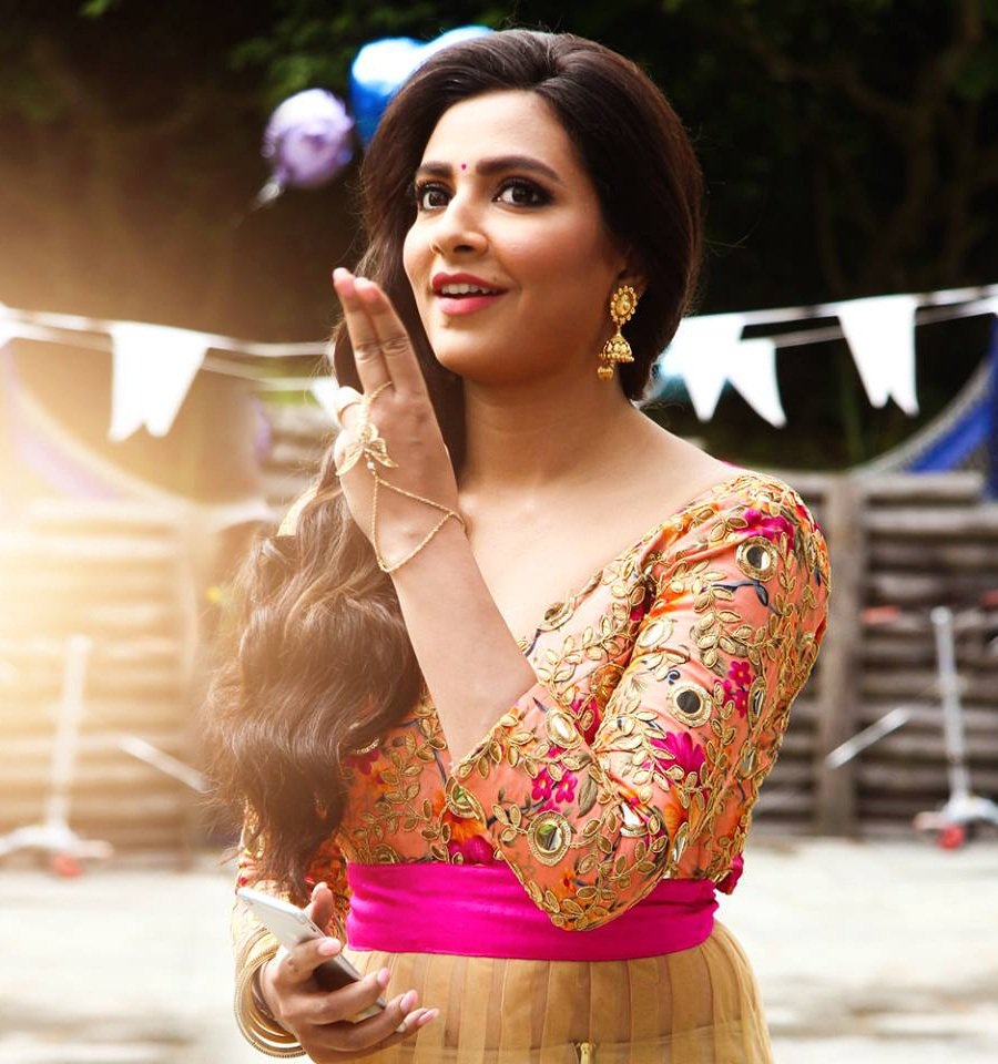 নন গ্ল্যামারাস লুকে শুভশ্রী