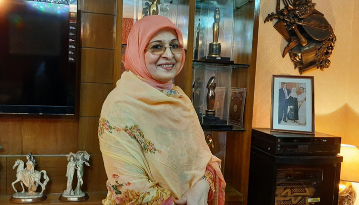 পোশাকে খুব সচেতন ছিলেন শাবানা