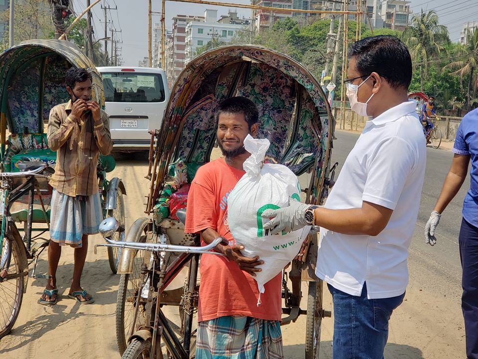 কর্মহীন দরিদ্র মানুষের মাঝে খাদ্য পৌঁছে দিলেন জেলা প্রশাসক