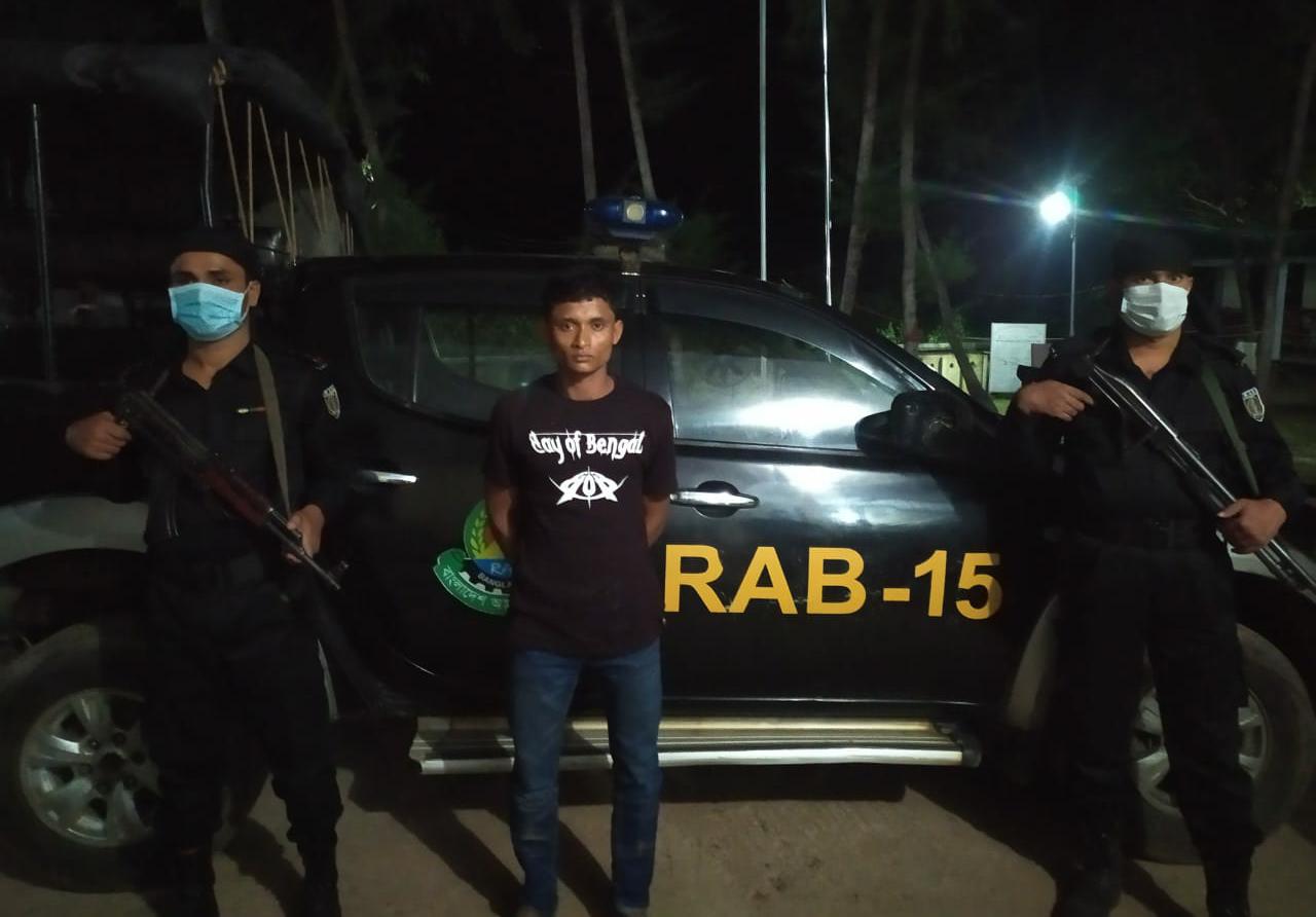 মেরিন ড্রাইভ সড়কে দেড় লাখ ইয়াবাসহ রোহিঙ্গা আটক
